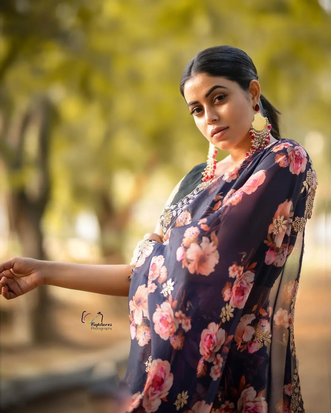 Shamna Kasim Mesmerizing Looks In Beautiful Blue Saree Sleeveless Blouse